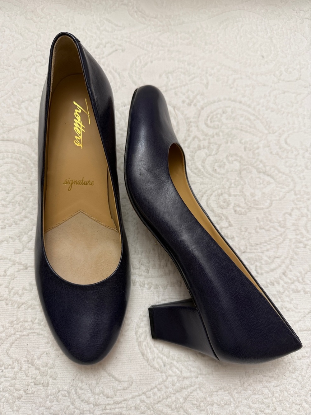 Trotters Signature Leather Pumps US 8M Navy Blue Kitten Heels